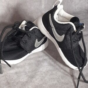 Nike Roshe One Infant Baby Size‎ 5 Sneakers Black Silver White Shoe String Shoes